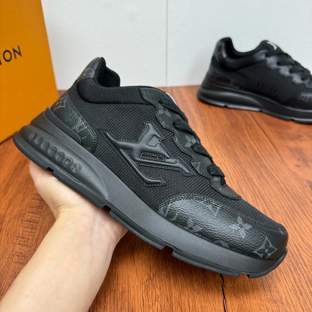 Men's shoes: 480💰LV Classic men's sports shoes are shipped. Lightweight thick-soled chubby bread shoes, super versatile and multiple styles are coming! This sneaker is made of smooth cowhide punching and grained cowhide stitching to create an elegant design. Grained cowhide is stitched with technical mesh, and smooth cowhide and grained cowhide are combined in multiple styles. The color is classic and versatile, and it can be easily integrated into various styles. The eye-catching LV letters are marked on the side of the shoe, the tongue is decorated with LV embroidered letter web logo, the brand logo is screen-printed on the heel, and the lightweight rubber outsole is embellished with Vuitton's personalized logo. The fabric-lined foot pads make your feet fashionable, handsome and versatile! Comes with full original packaging! Size: 38-44, customized 45
